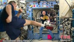 <b>宇航员返回地球 把世界杯揭幕战足球从太空带回了！</b>