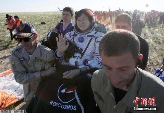 宇航员返回地球 把世界杯揭幕战足球从太空带回了！